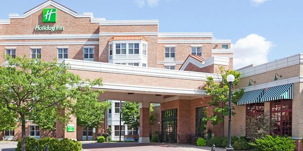 Exterior image of Holiday Inn & Suites in La Crosse, WI