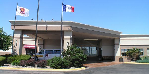 Exterior image of Hotel Davenport, formerly Clarion Hotel in Davenport, IA