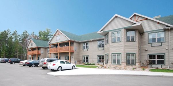 Exterior image of Settle Inn hotel in Eagle River, WI