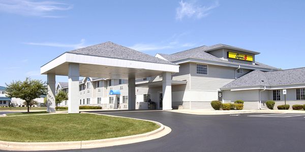 Exterior entrance of Super 8 hotel in Verona, WI