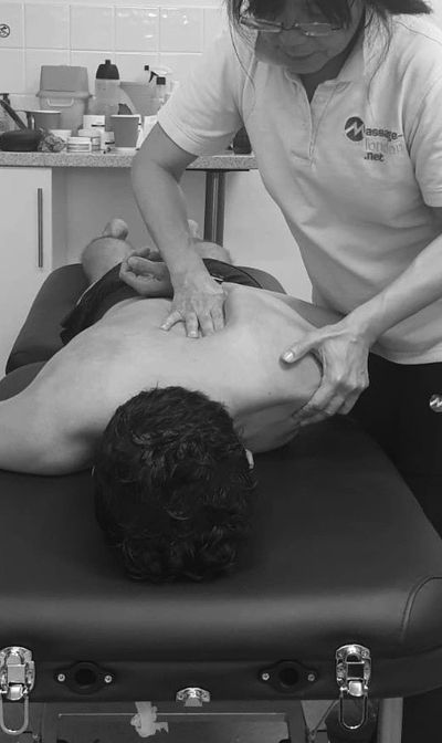 Acupuncture & manual therapy treatment to ease upper back pain