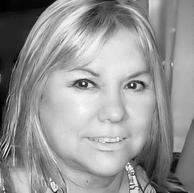 Retrato en blanco y negro de una mujer sonriente.