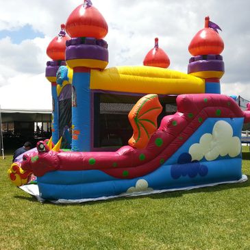 inflable castillo saltarin de 5x5 mts con deslizadero