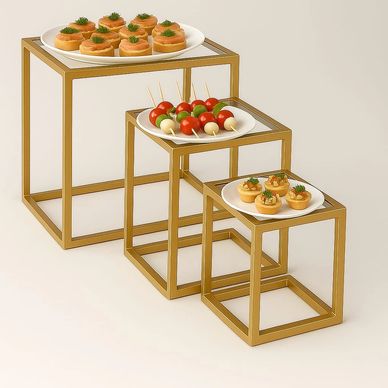 Base de hierro con vidrio color dorado para colocar boquitas o flores