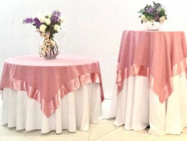 Mesa redonda para 4 o 5 personas . 
Mesa coctelera alta , se usa con mantel y opcional cubremantel.