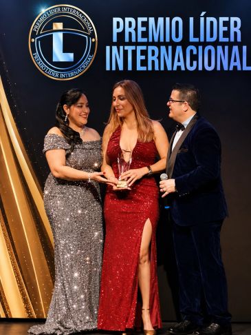 Tres personas en ceremonia de premio.