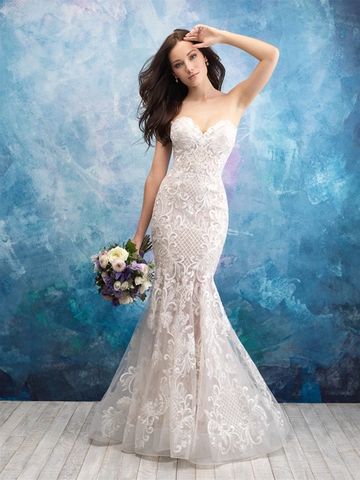 Curvy Bridal Sample Sale Wedding Gown With Ornate Lace