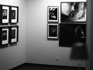 Acht Fotografien der Ausstellung "Wenn Emotionen sichtbar werden".