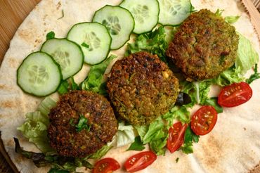 Falafel pita with cucumber and tomato