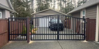 Wavy arch gate