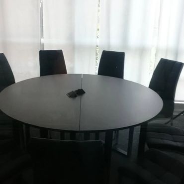 Mesa redonda hasta par 8 participantes.