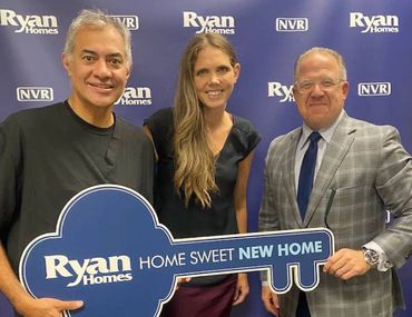 Alex Navarro Celebrates Loan Closing with Happy Clients: Building Financial Success Together