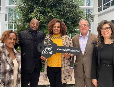 Alex Navarro Celebrates Loan Closing with Happy Clients: Building Financial Success Together