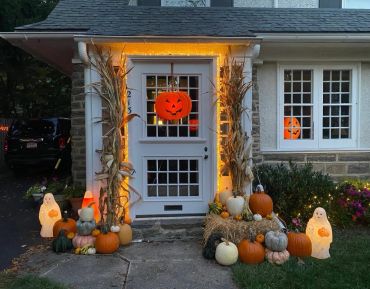 Halloween decoration in front of a house