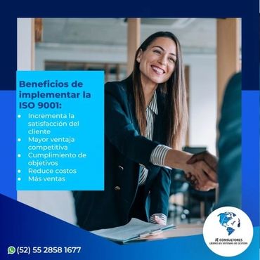 Mujer sonriente saludando en oficina con beneficios ISO 9001.