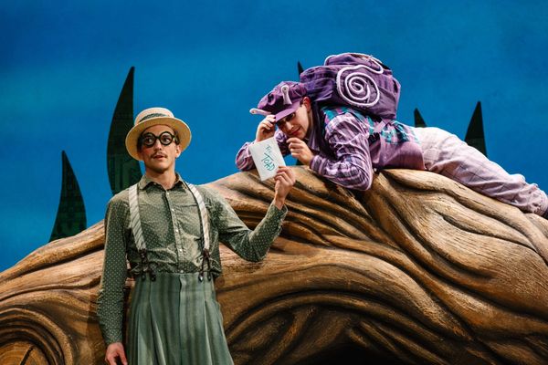 Frog hands Snail a letter in the musical "A year with Frog and Toad"