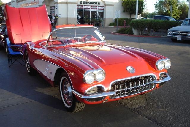 Corvette_1960_Red_wht_coves_I.jpg