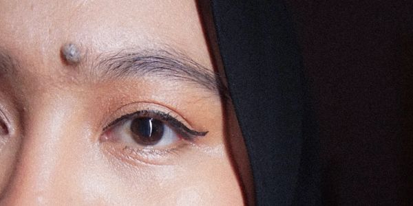 woman with mole on eyebrow