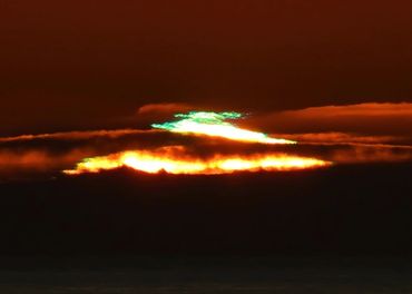 "Fringing"
Occurs before the sun sets on certain days the clouds are well above the horizon.