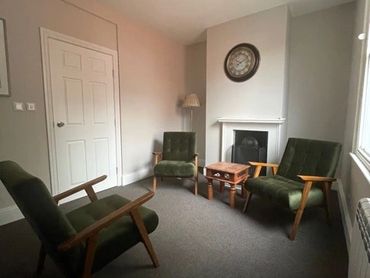 Calm room suitable for hypnotherapy, clinical psychology and one-to-one sessions