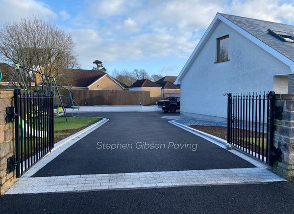 Bitmac Driveway with Silver Granite Cobble Border & Entrance Feature