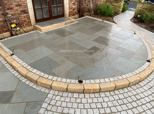 Grey Sandstone with Silver Cobble Border