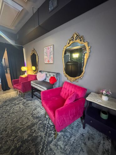 Get ready for your wedding in the bridal suite in our venue.