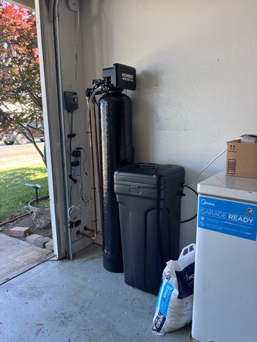 Standard whole home water filter with brine tank