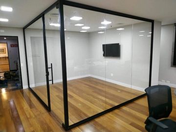 Divisória de vidro, fechamento de escritório, vidros para escritório, escritório porta de abrir 