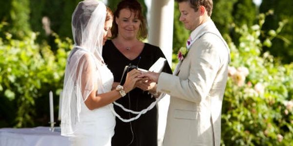 reverend stacey miles officiating wedding ceremony at beautiful tri-cities wedding venue