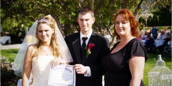 reverend stacey miles officiating wedding ceremony at beautiful tri-cities wedding venue