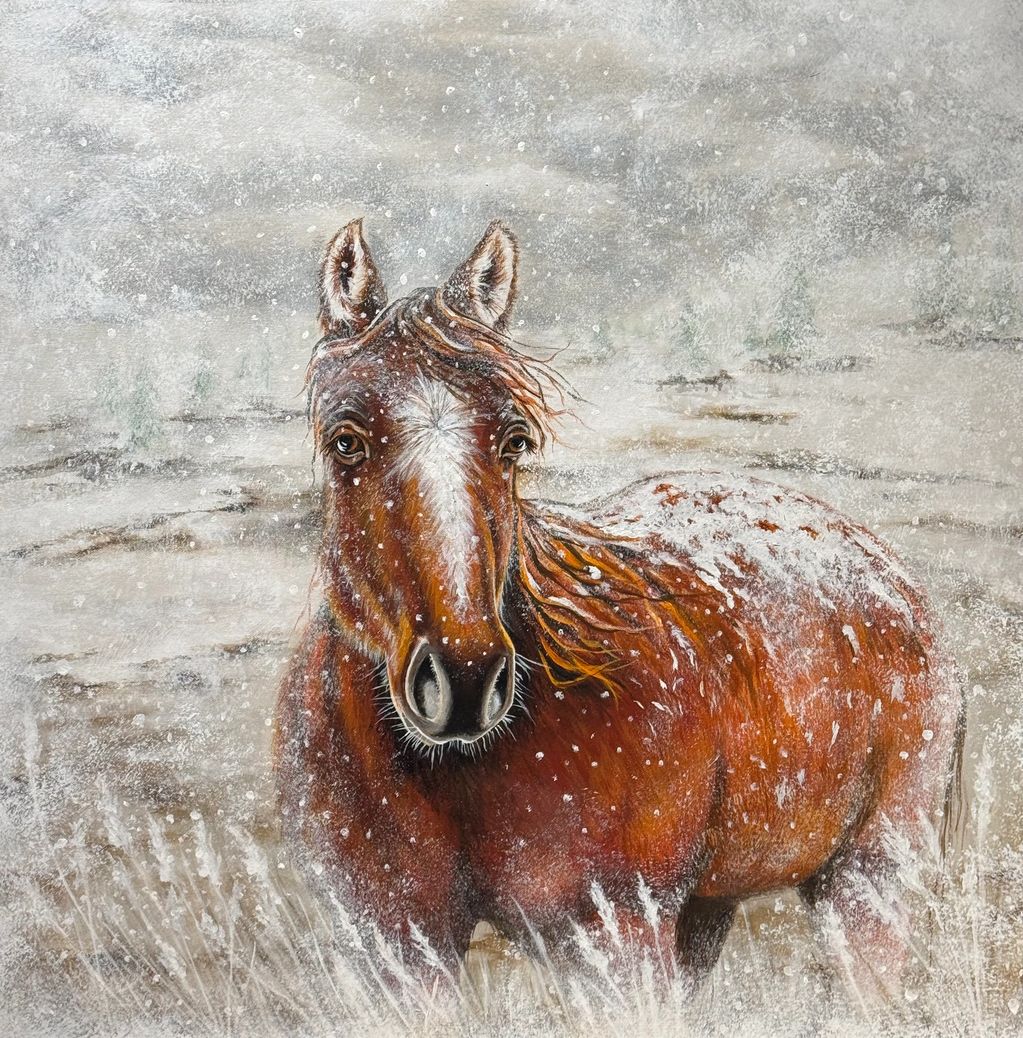 A horse stands in falling snow.