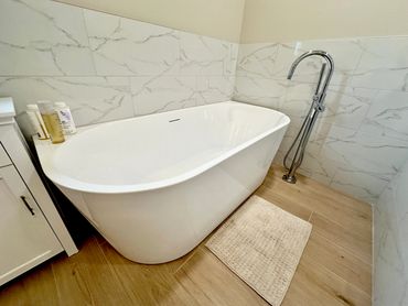 Soaker tub with floor mount faucet in frankfort bathroom