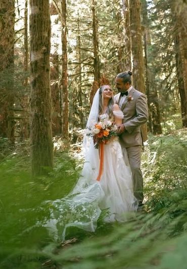 Autumn bridal bouquet, bride and groom at Artist Point. Forest backdrop. @ashleyhayesphotography