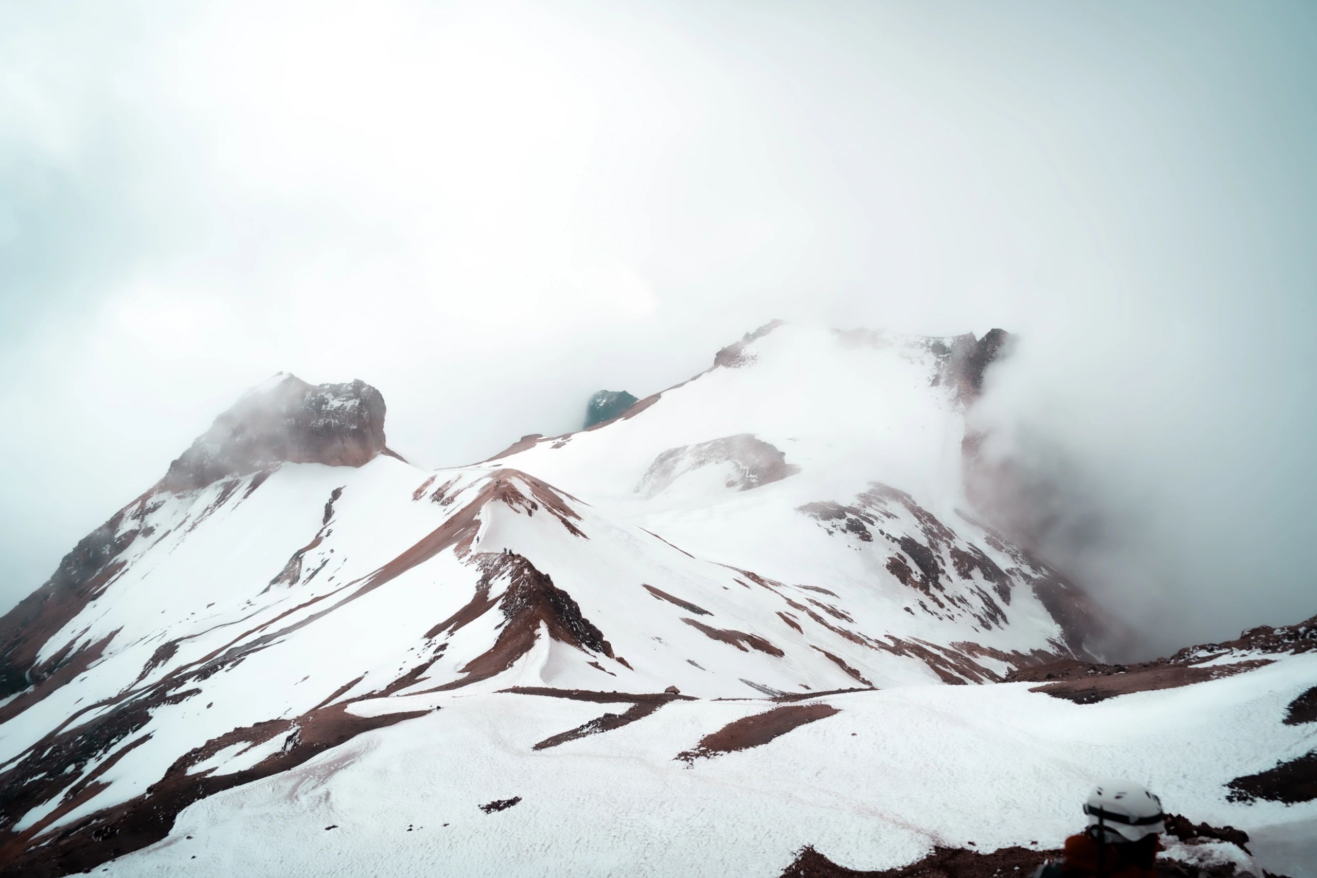 piasaje nubloso de montañas nevadas