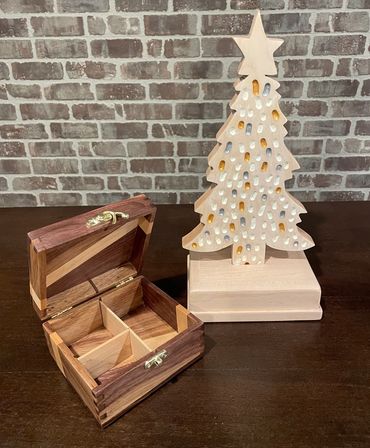 Beautiful Walnut and Maple Ribbon Design Jewelry Box