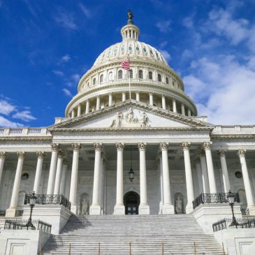 Le Capitole des États-Unis sous un ciel bleu.
