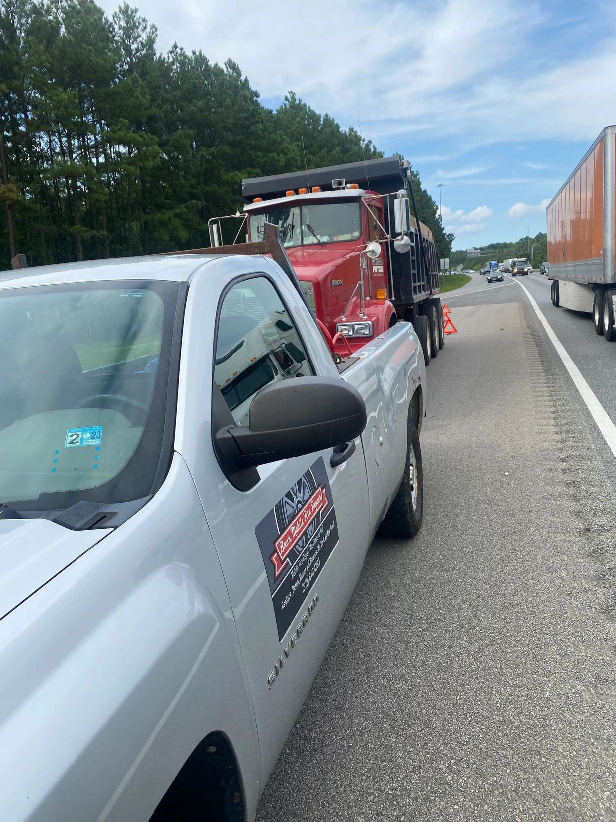 Broz Service truck behind a Commercial truck, ,24/7 heavy-duty tire call in Jacksonville Florida.