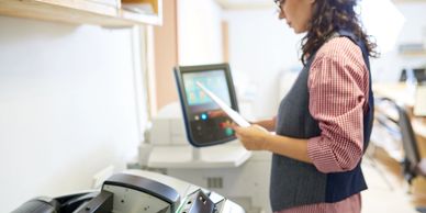 A technician choosing the appropriate print settings