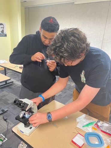 Arizona Jewish Academy Students science lab