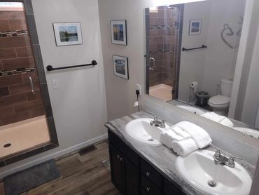 Clean bathroom and fresh towels