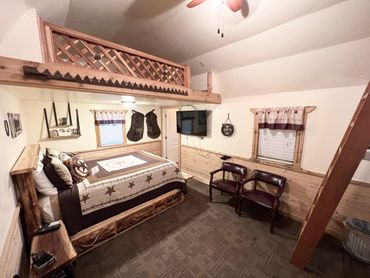 The Cowboy Cabin, sleeps 6 (3 queen beds)