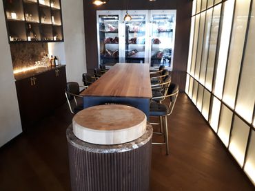 Table, meubles rangement, habillage mur, table circulaire