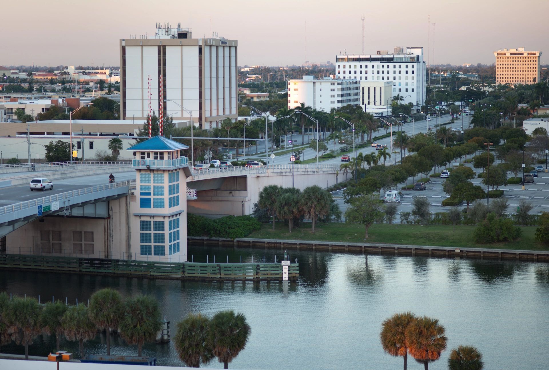 Hallandale Beach Boulevard bridge and Intracoastal Waterway. Photo by Jimmy Baikovicius, CC BY-SA 2.