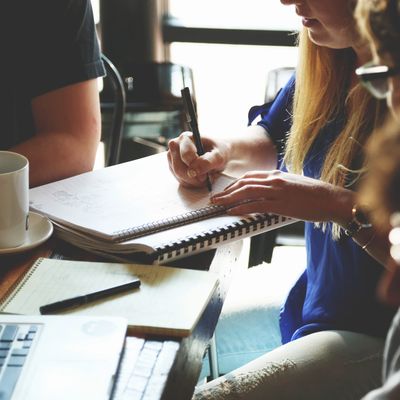 Personnes qui se rencontre pour discuter d'un projet de plan de maison