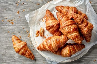 croissant de mantequilla pan recien horneado imbranato caffe