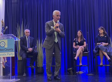 Congressman Charlie Crist addresses the audience.