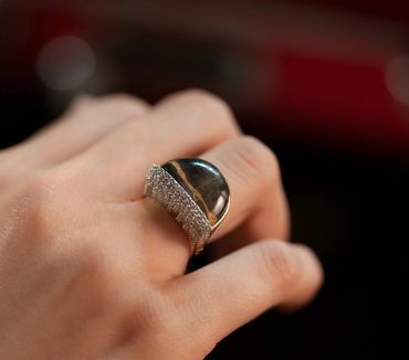 The Fumul marble rose gold ring has master craftsmanship and a unique design.