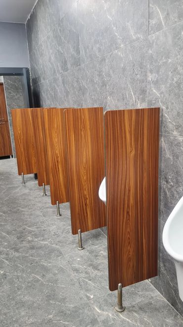 Sekat Urinoir Phenolic Warna Urat kayu