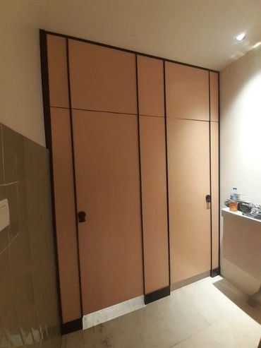 Phenolic Cubicle Toilet Warna White Oak